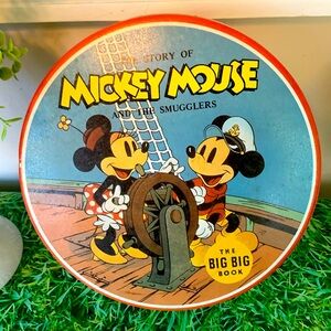 Adorable Mickey and Minnie Mouse cookie tin, vintage condition